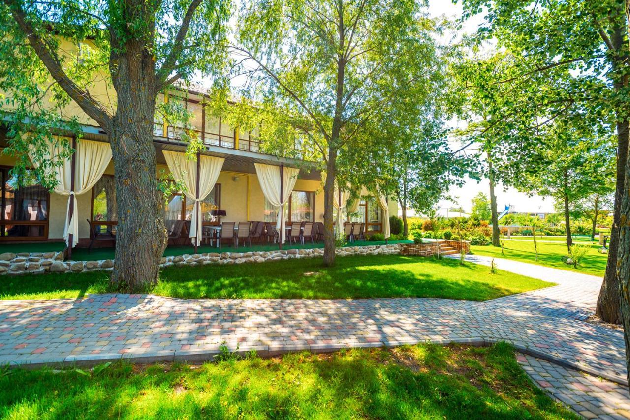 Hotel Butterfly Sadove Bagian luar foto
