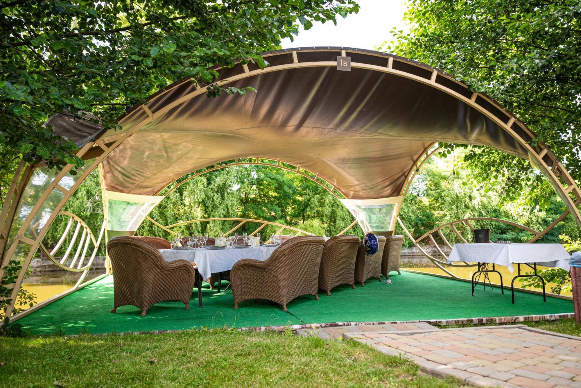 Hotel Butterfly Sadove Bagian luar foto