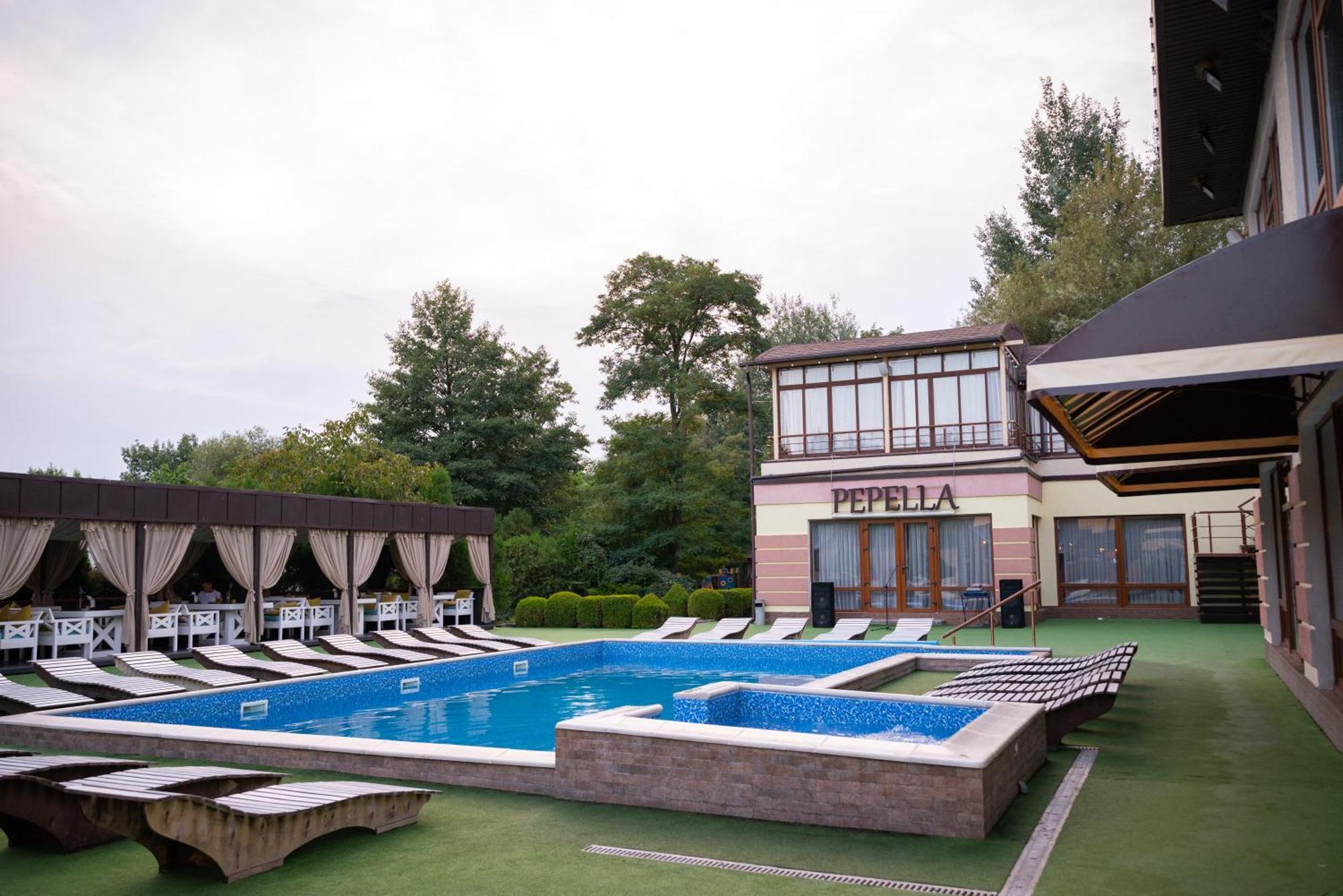 Hotel Butterfly Sadove Bagian luar foto