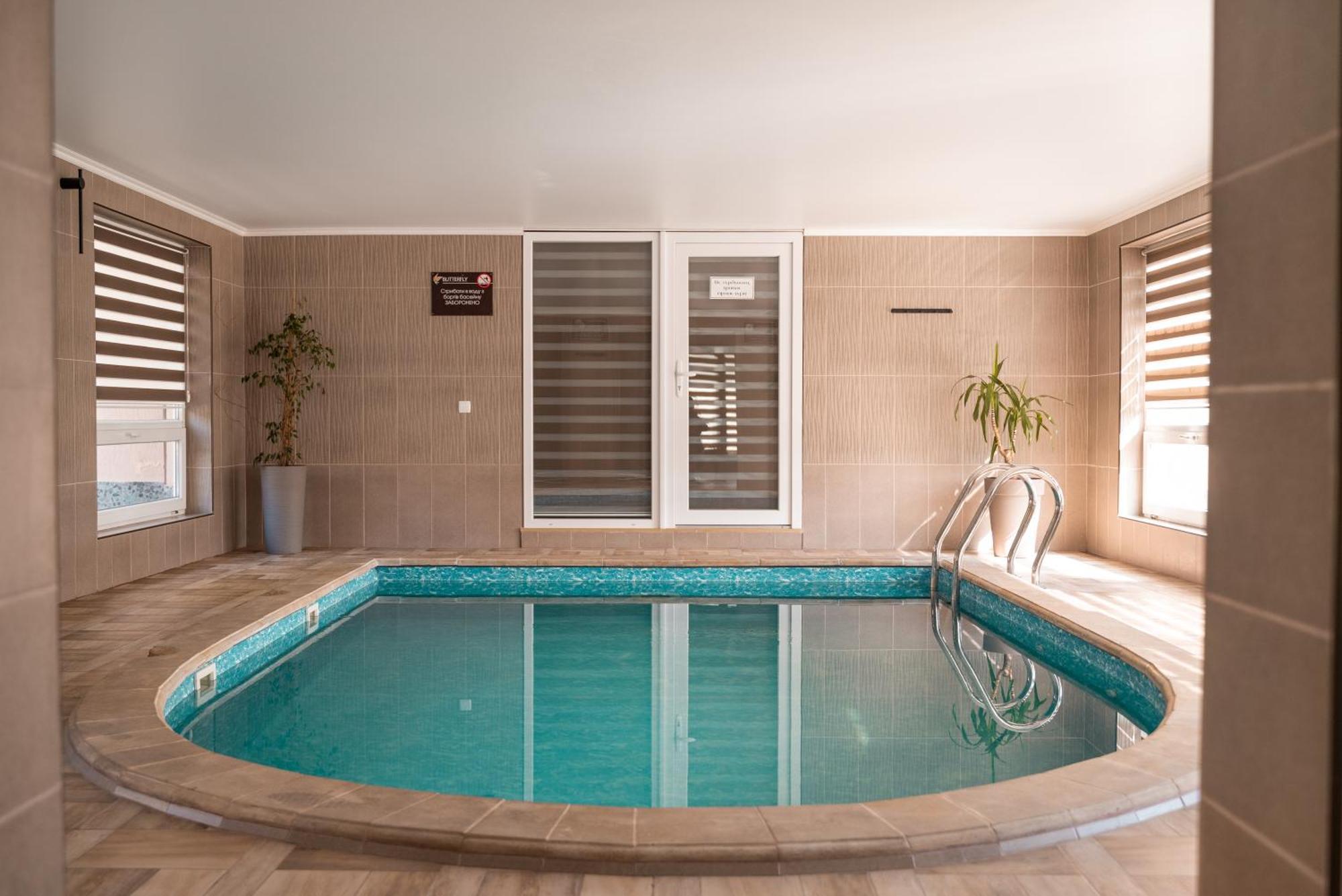 Hotel Butterfly Sadove Bagian luar foto