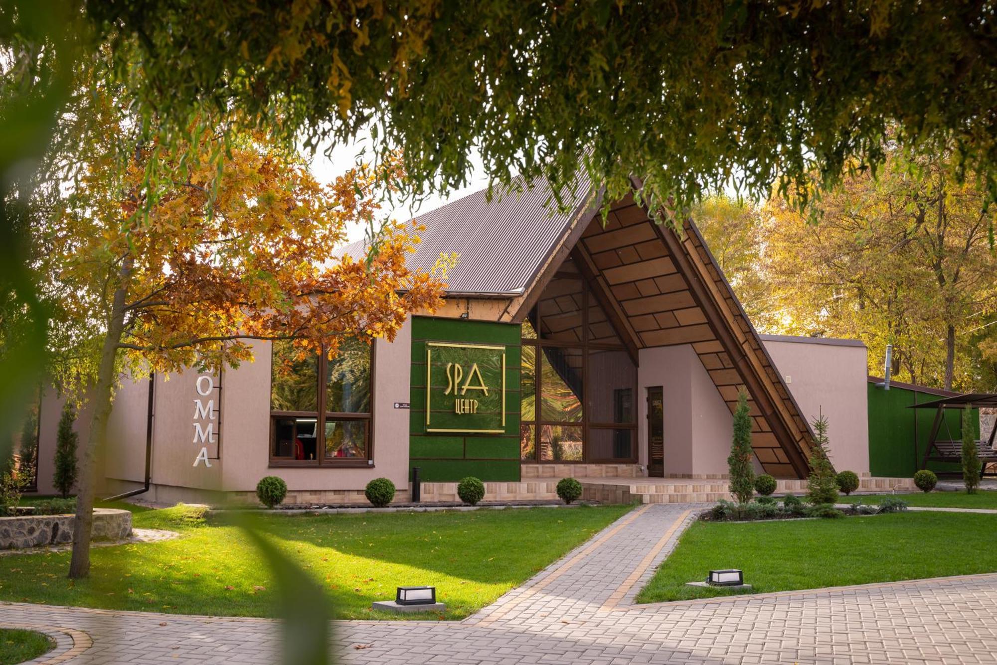 Hotel Butterfly Sadove Bagian luar foto