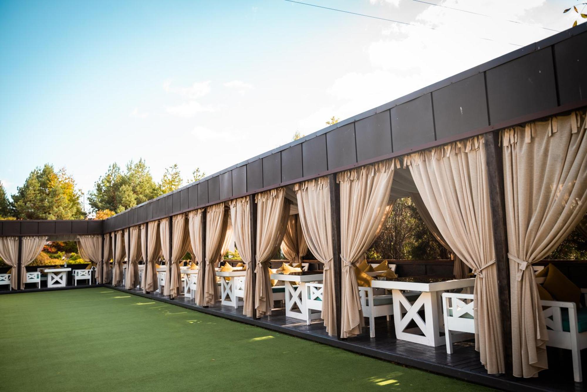 Hotel Butterfly Sadove Bagian luar foto