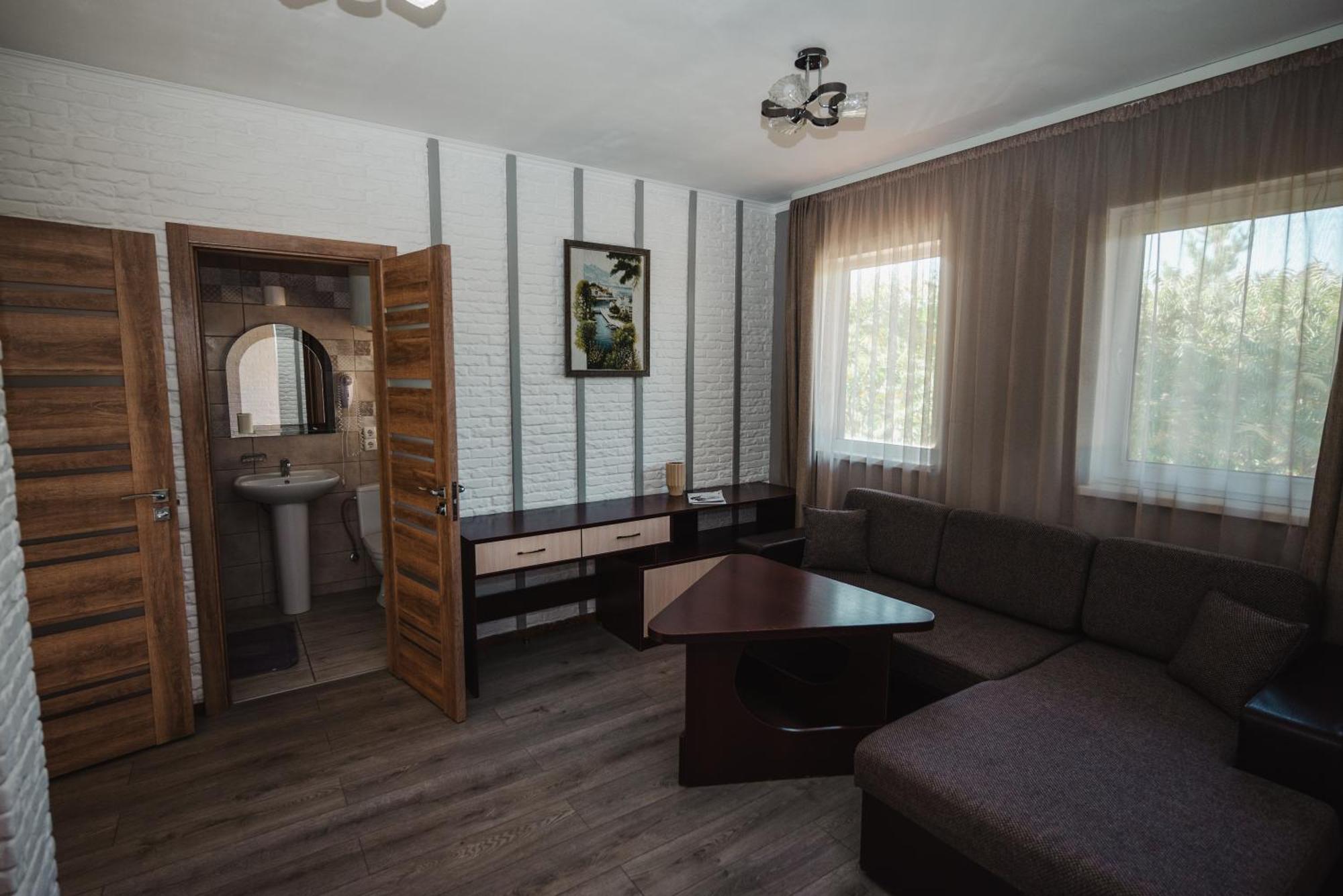 Hotel Butterfly Sadove Bagian luar foto