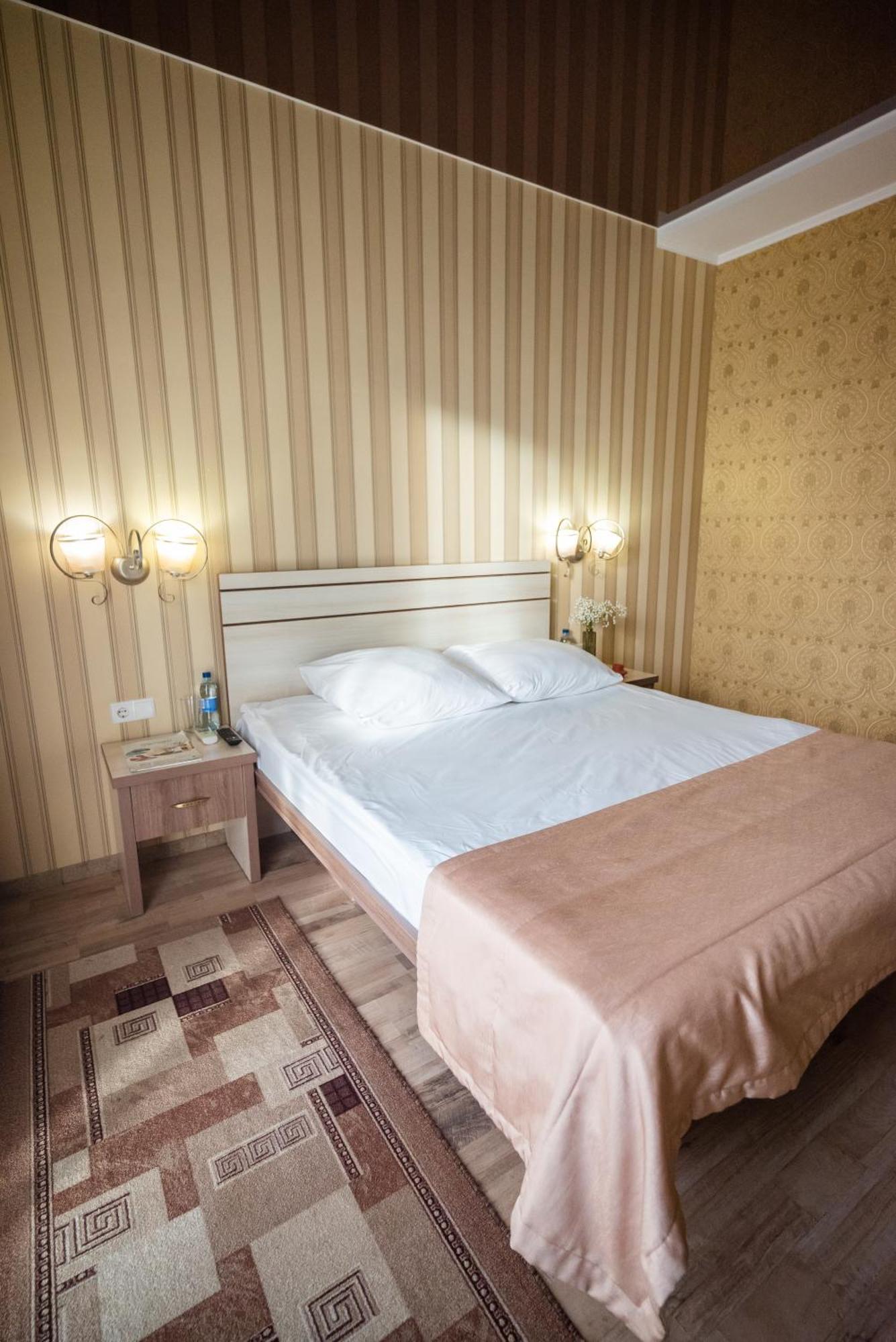 Hotel Butterfly Sadove Bagian luar foto