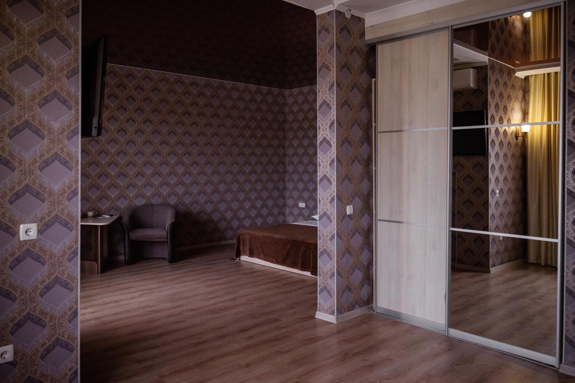 Hotel Butterfly Sadove Bagian luar foto