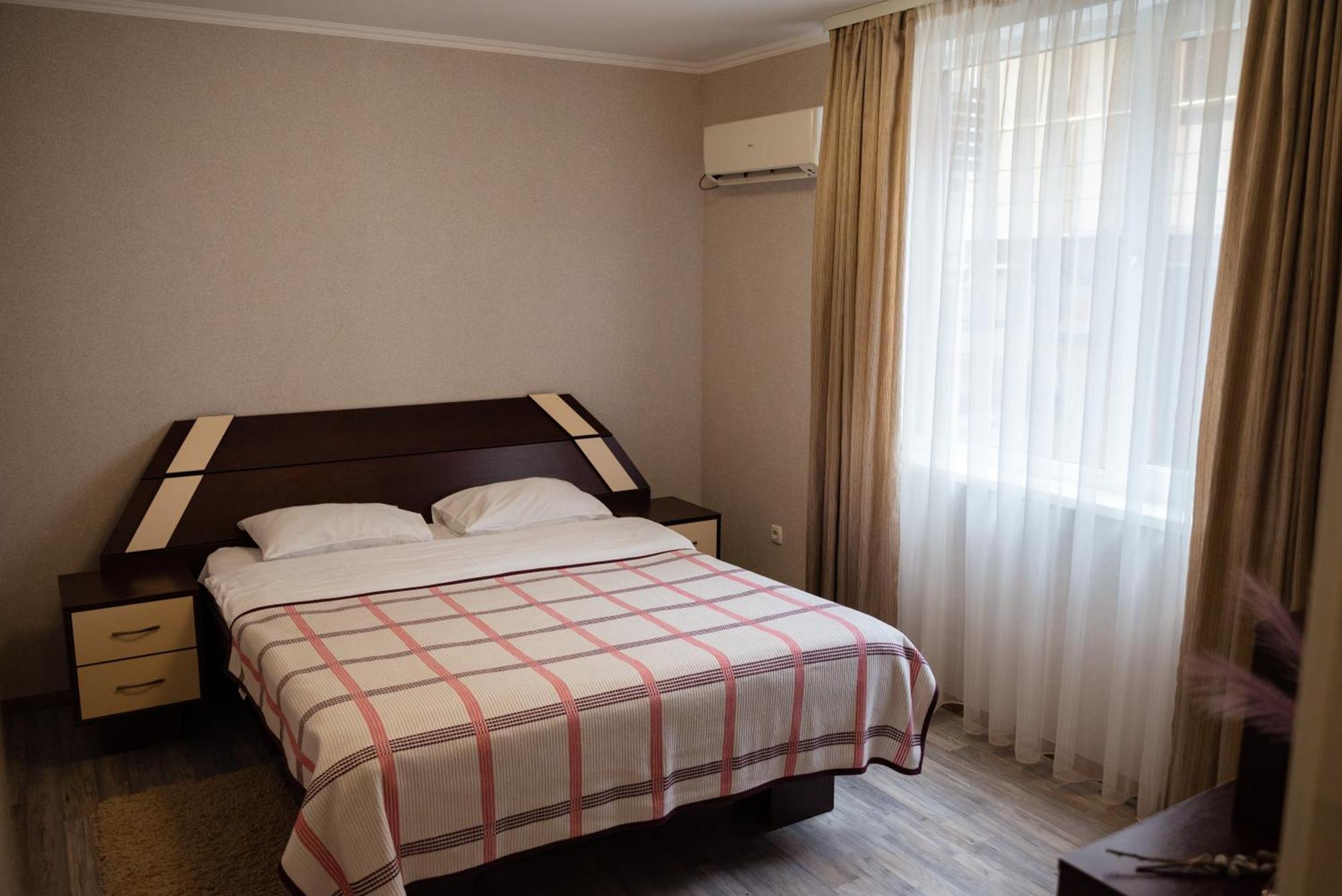 Hotel Butterfly Sadove Bagian luar foto