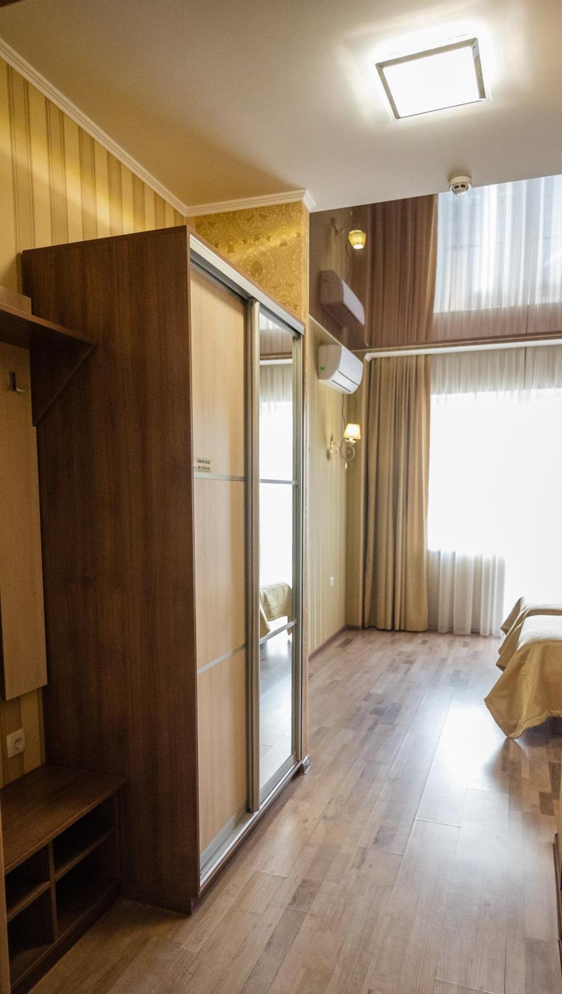 Hotel Butterfly Sadove Bagian luar foto