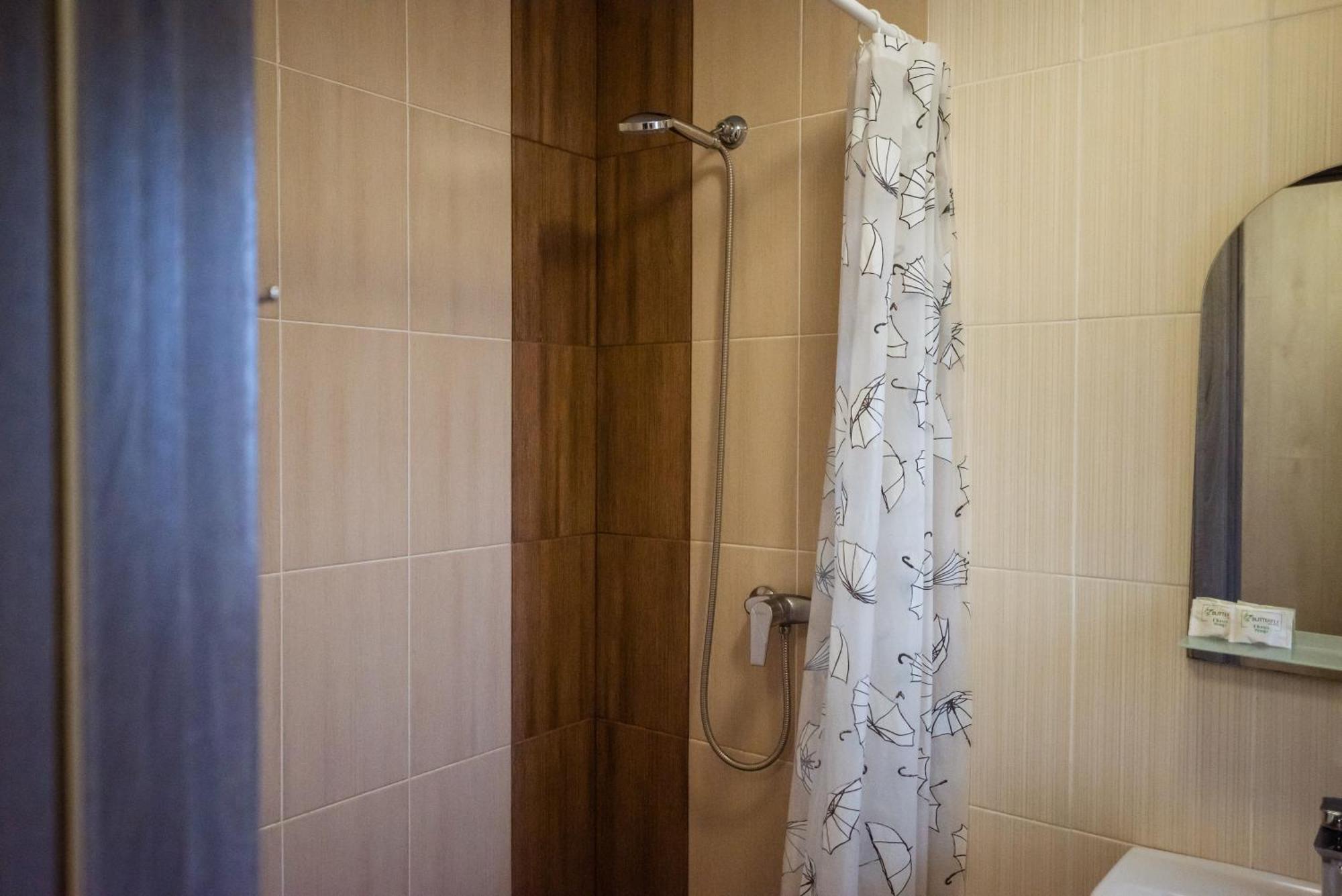 Hotel Butterfly Sadove Bagian luar foto