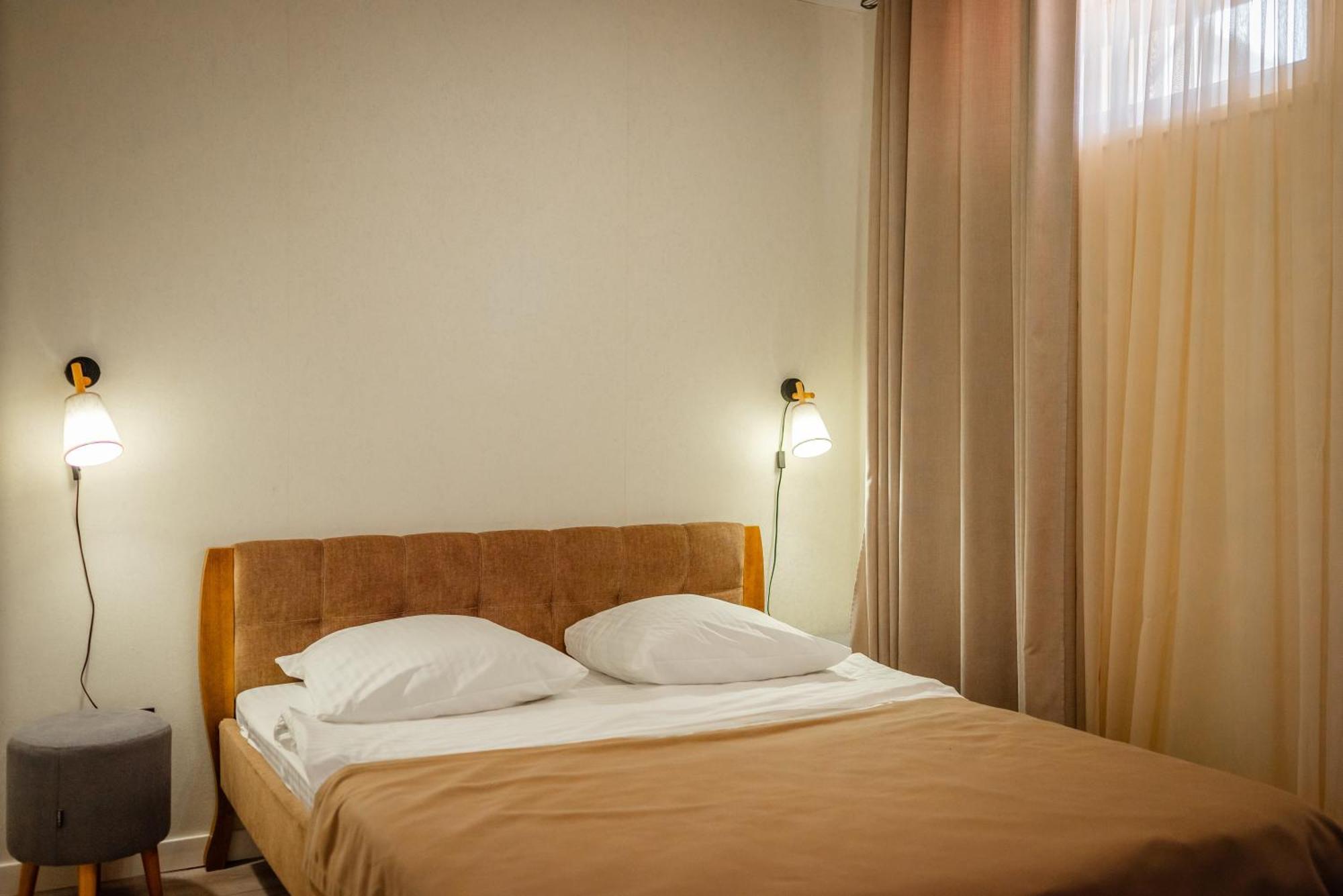 Hotel Butterfly Sadove Bagian luar foto