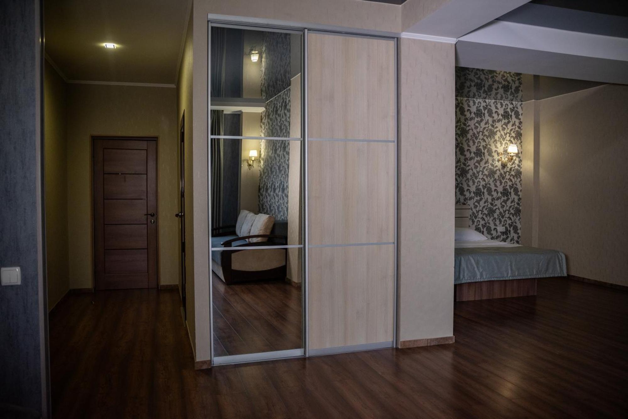 Hotel Butterfly Sadove Bagian luar foto