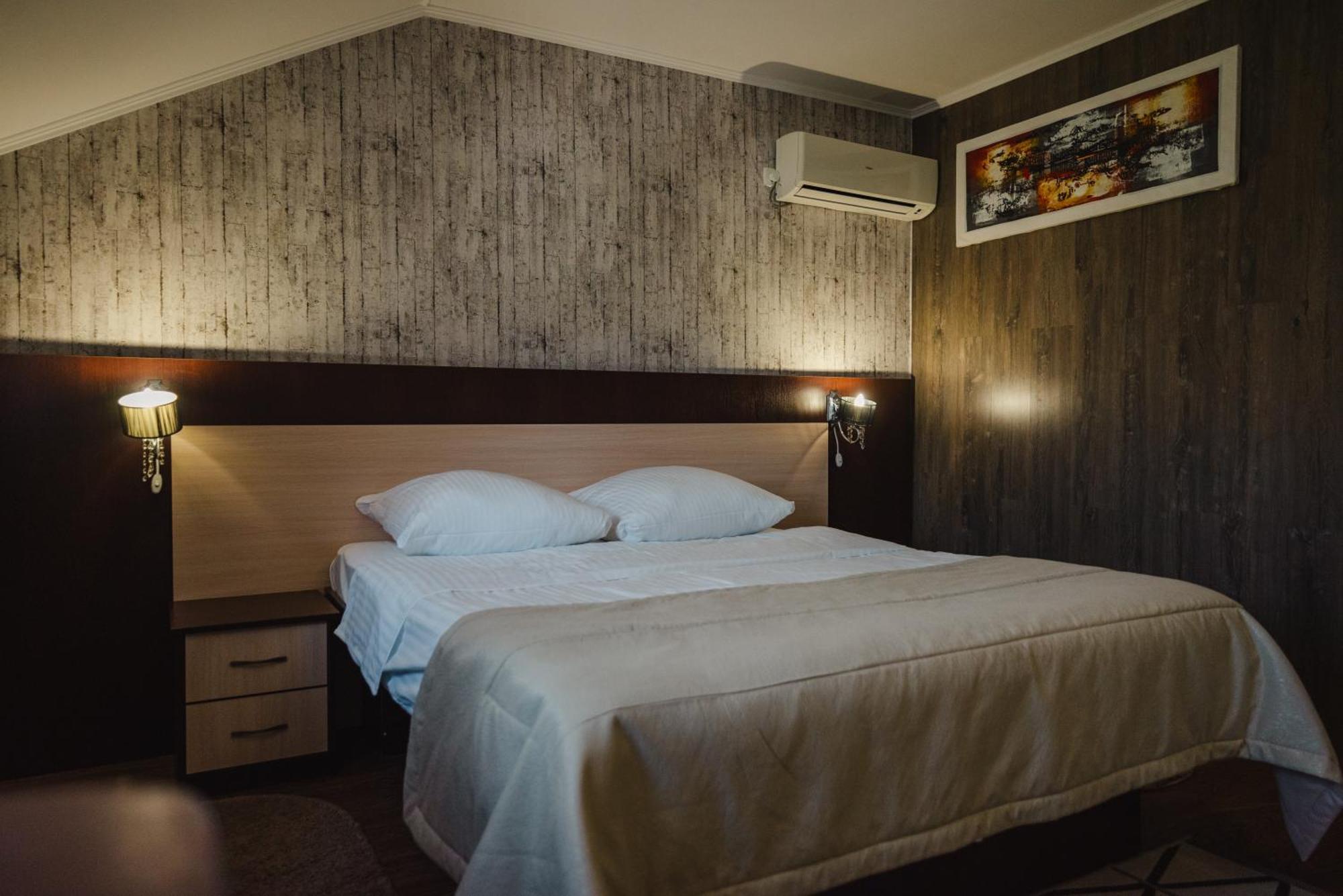 Hotel Butterfly Sadove Bagian luar foto