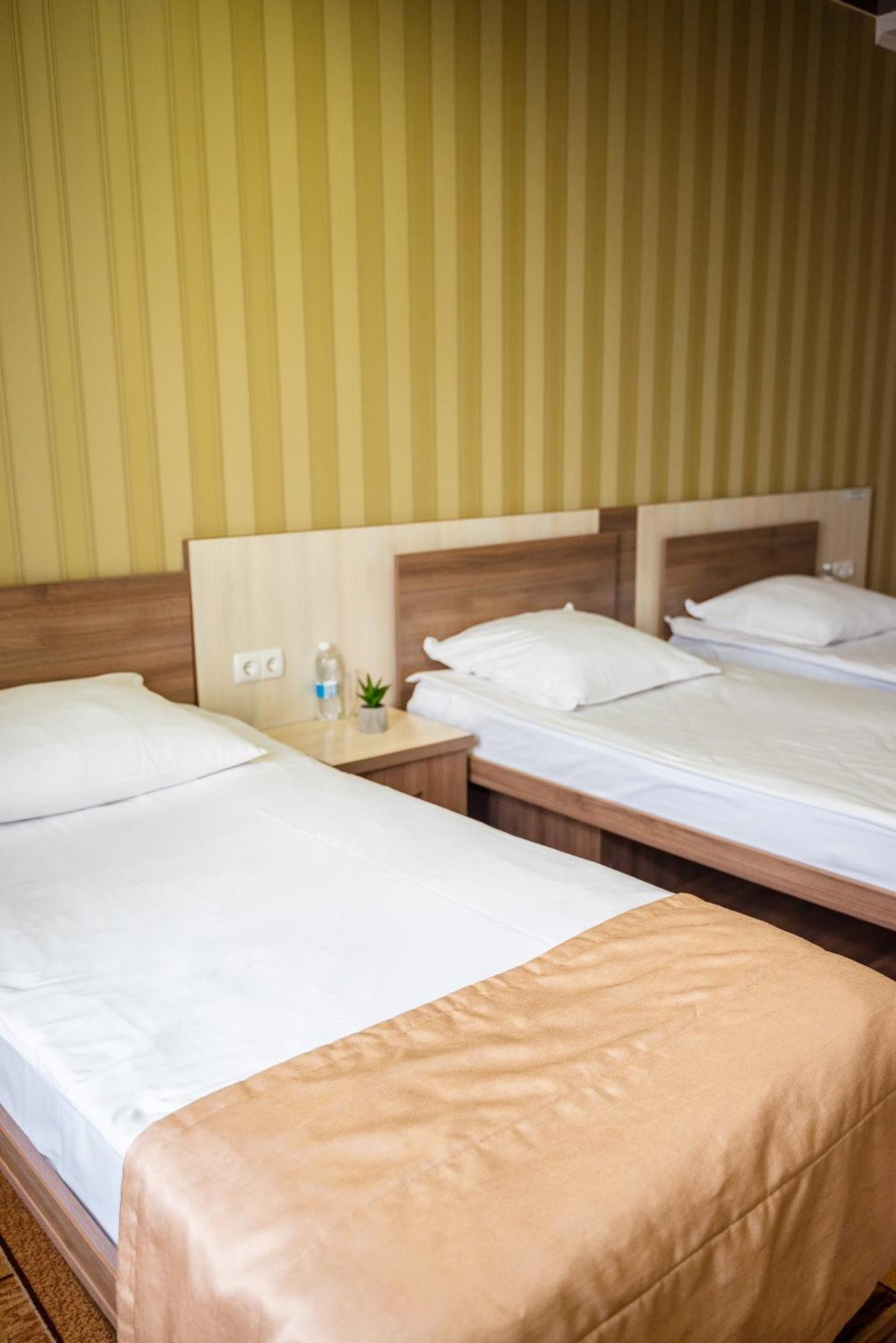 Hotel Butterfly Sadove Bagian luar foto