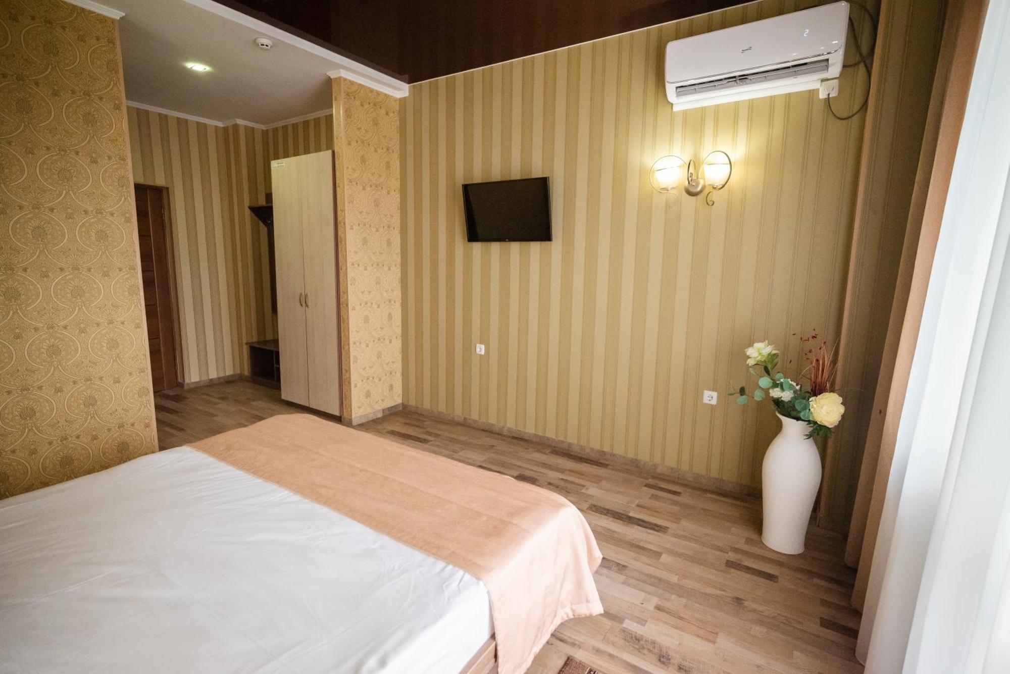 Hotel Butterfly Sadove Bagian luar foto